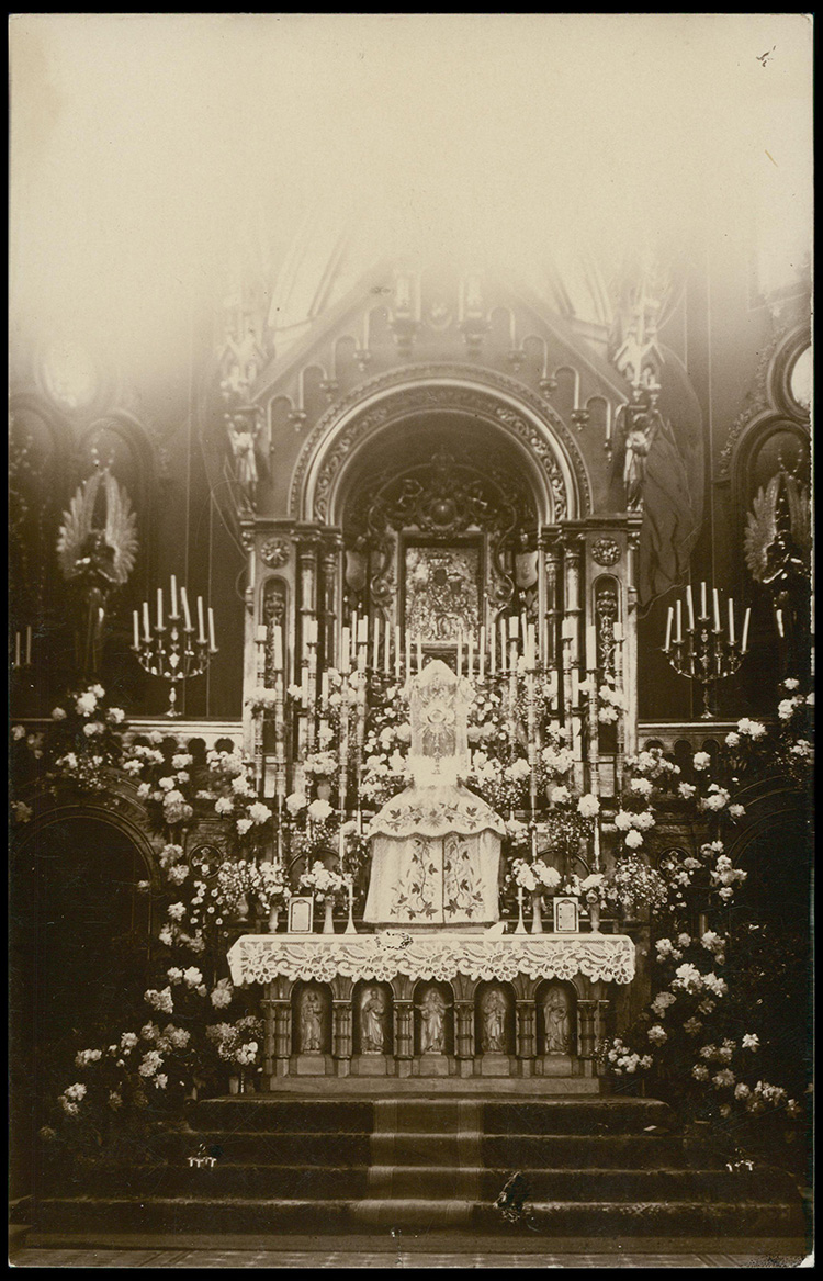 Вівтар із чудотворним образом Матері Божої Кохавинської. Джерело: polona.pl