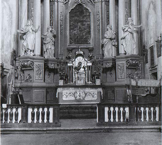 Головний вівтар костелу в міжвоєнний період (Джерело: Вікіпедія)