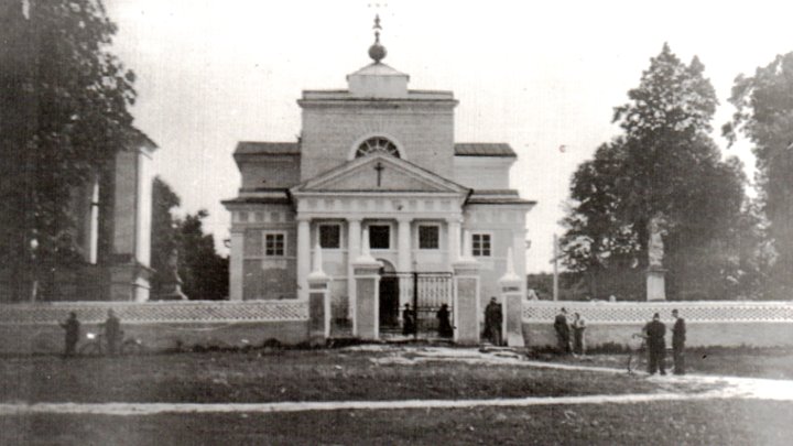 Джерело: https://suspilne.media/ternopil/45739-na-ternopilsini-volonteri-vidnovluut-kostel-18-stolitta/