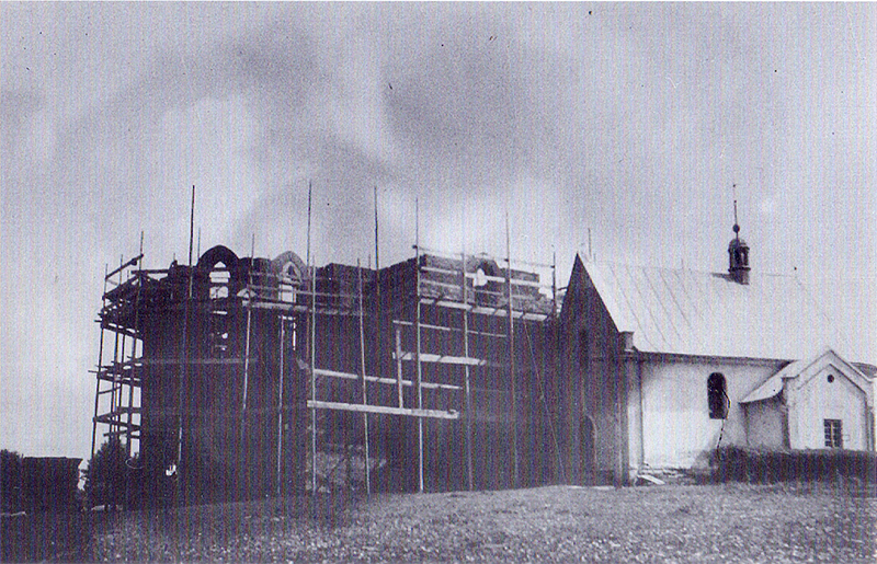 Сатрий та новий костел, 1935 рік (Джерело: Kościoły i klasztory rzymskokatolickie dawnego województwa ruskiego)