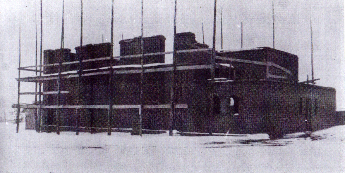 Будівництво кослелу 1932-33 роки (Джерело: Kościoły i klasztory rzymskokatolickie dawnego województwa ruskiego)