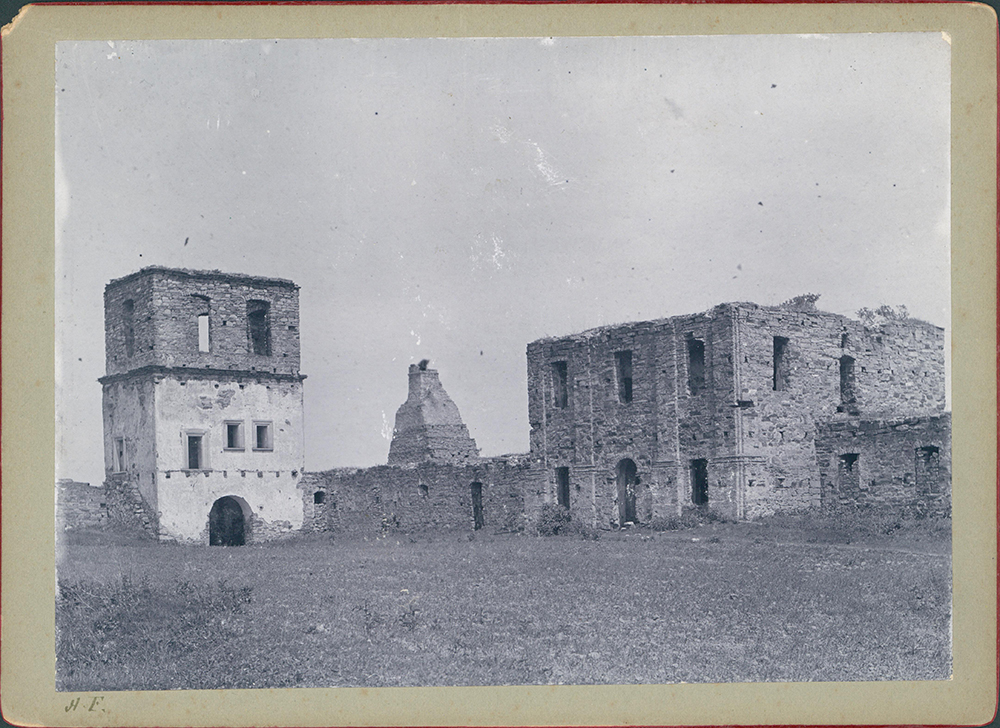 Надбрамна вежа та келії Підгорянського монастиря. Фото, 1892–1897 роки (Джерело: polona.pl)