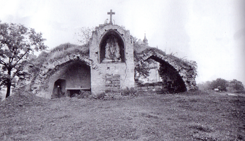 Грот Матері Божої. Фото 1992 року. (Джерело: Kościoły i klasztory rzymskokatolickie dawnego województwa ruskiego)