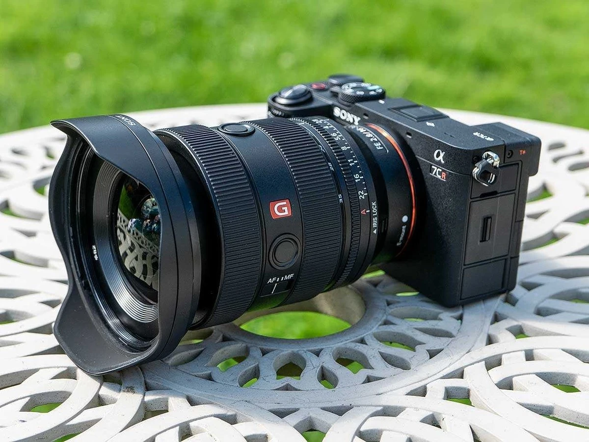 Органи керування, бленда та перемикач блокування діафрагми Iris Lock на Sony FE 16-35mm f/2.8 GM II