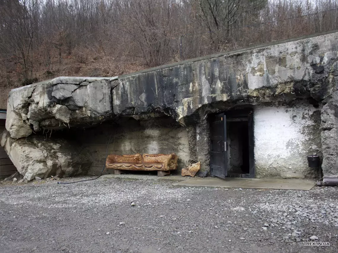 Вхід у бункер