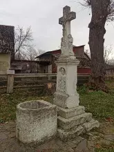 Кам’яний хрест біля церкви