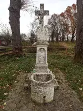 Кам’яний хрест біля церкви