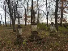 Цвинтар поруч з церкою