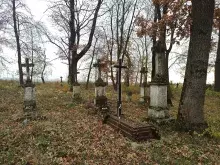 Цвинтар поруч з церкою