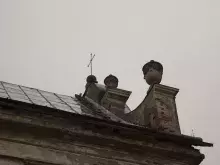 Вази на фронтоні (2025 рік)