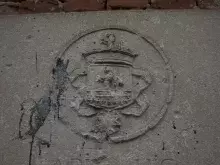 Герб на фундаційній плиті (2025 рік)