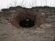 Кругле вікно на фронтоні