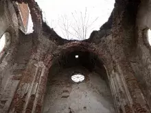 Вигляд усередині зруйнованої усипальні