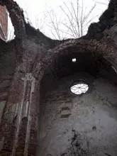 Вигляд усередині зруйнованої усипальні