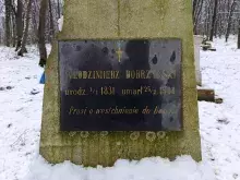 Дивом вціліла надмогильна табличка