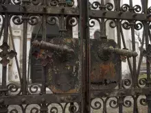 Міцна кована брама