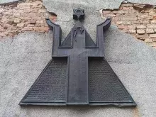 Пам'ятний знак на куті синагоги