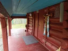 Пам’ятна таблиця та хрест на вході