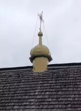 Верхівка купола з хрестом на гонтяному даху