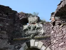 Підзамочківський замок, герб над брамою, 2014