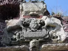 Підзамочківський замок, герб над брамою, 2014