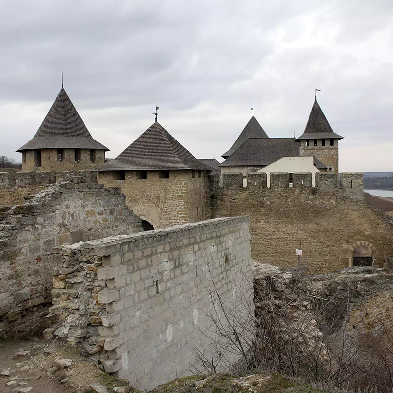 Старовинний замок в Україні